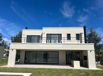 Casa · 210m² · 6 Ambientes · 4 Cocheras · Casa Venta 4 Dorm. Barrio El Naudir Lote de 763 m² Escobar