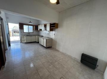 Casa · 140m² · 5 Ambientes · 2 Cocheras · Casa Cuatro Dorm. con Patio y Cochera en Venta