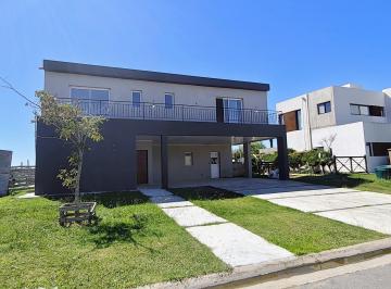 Casa · 220m² · 6 Ambientes · 2 Cocheras · Casa en San Sebastian