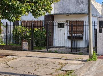 Casa · 325m² · 3 Ambientes · Venta - Casa de 2 Dorm. con Jardín, Quincho y Fondo Libre – Arturo Illia 613 Adrogué
