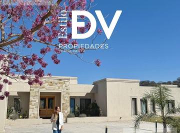 Casa · 3240m² · 4 Ambientes · 2 Cocheras · Casa en Venta - 4 Ambientes - Chacras Santa María