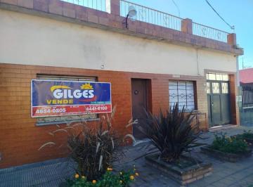 Casa · 60m² · 3 Ambientes · 1 Cochera · Venta de Casa 3 Amb. con Departamento 2 Ambientes Al Fte. en Ramos Mejia Sobre Lote de 10x30 m²