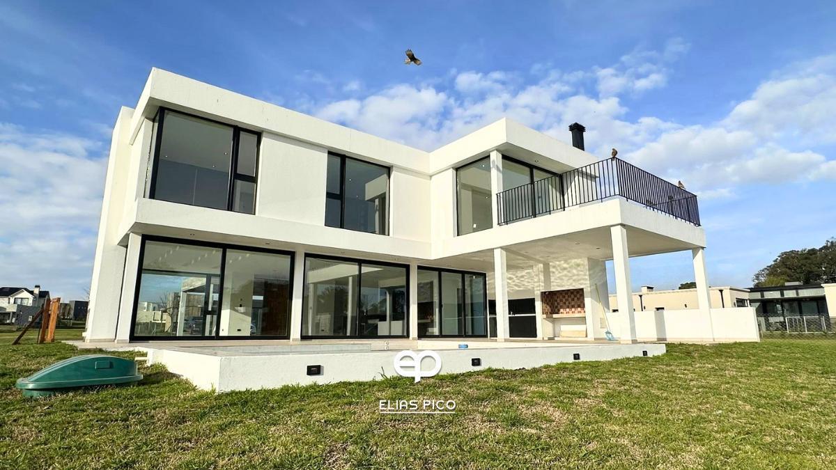 Casa 4 dorm, 236m² a estrenar en Rumencó Joven con pileta y parrilla