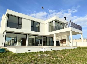 Casa · 236m² · 4 Dormitorios · Venta Exclusiva Casa 5 Amb a Estrenar en Barrio Rumencó Joven