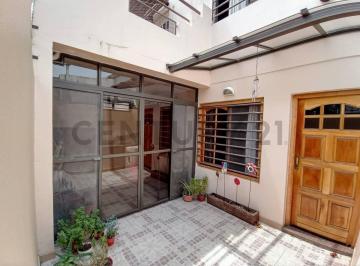 Casa · 180m² · 5 Ambientes · 1 Cochera · Casa en Venta en La Plata Bloque de 5 Ambientes