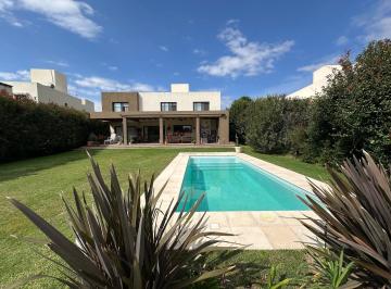 Casa · 440m² · 5 Ambientes · 2 Cocheras · Casa a La Venta Country Manantiales 4 Dorm.