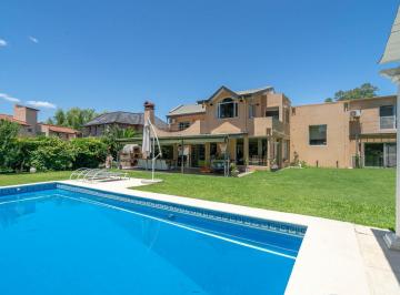 Casa · 436m² · 5 Ambientes · 4 Cocheras · Casa en Nautico Escobar