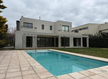 Casa · 280m² · 4 Dormitorios · 2 Cocheras · Casa en B° Pueyrredón - Chacras de Coria