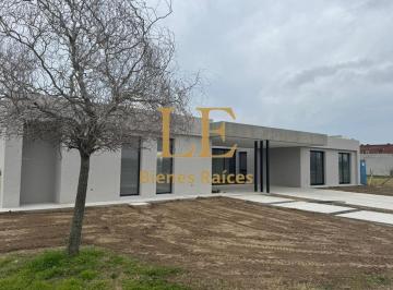 Casa · 350m² · 5 Ambientes · 8 Cocheras · Venta de Casa en El Naudir Al Rio