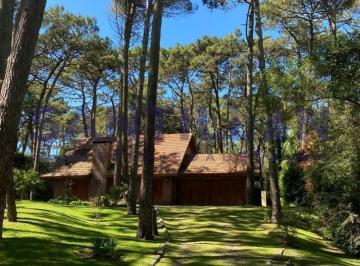 Casa · 150m² · 4 Ambientes · 1 Cochera · Propiedad Estilo Tradiconal en Alquiler en Carilo