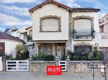 Casa · 188m² · 5 Ambientes · 1 Cochera · Casa en Venta Lomas de Zamora Oeste