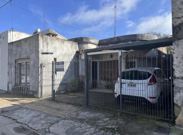 Casa · 136m² · 4 Ambientes · 1 Cochera · Casa en Venta en El Pueblo - Dos Dorm. un Baño - Excelente Ubicación