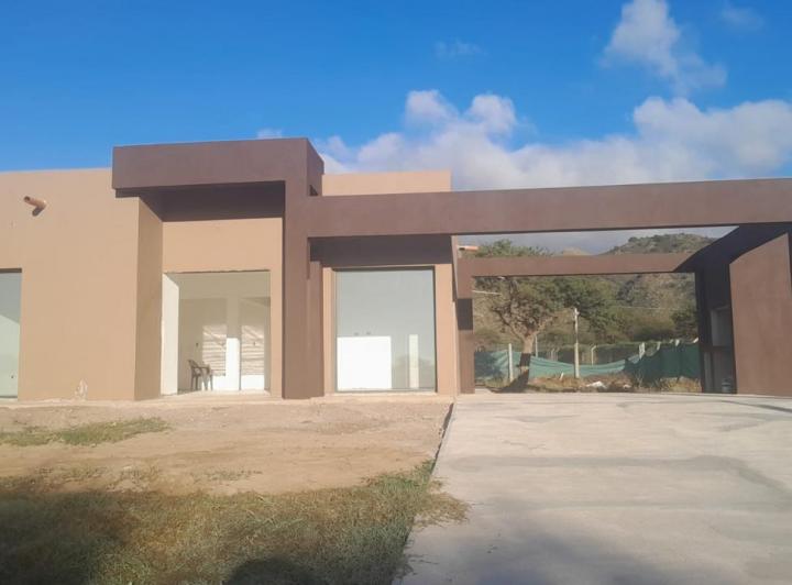 Casa · 1m² · 6 Ambientes · 2 Cocheras