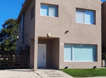Casa · 178m² · 4 Ambientes · 1 Cochera · Duplex en Venta de 4 Ambientes en Las Gaviotas con Jardín, Pileta y Cochera