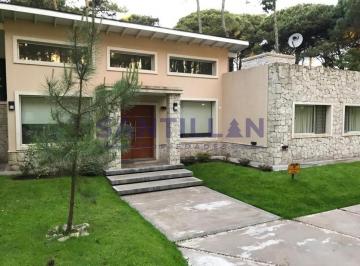 Casa · 130m² · 4 Ambientes · Moderna Propiedad en Alquiler en Carilo