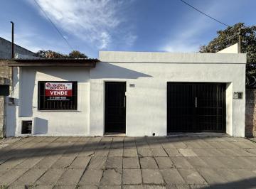 Casa · 140m² · 3 Ambientes · 1 Cochera · Casa en Venta 3 Ambientes con 3 Dorm. Cochera y Patio - Sarandi