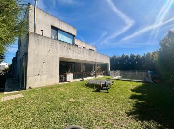 Casa · 244m² · 7 Ambientes · 4 Cocheras · Casa Funcional y Canchera en Venta en Barbarita