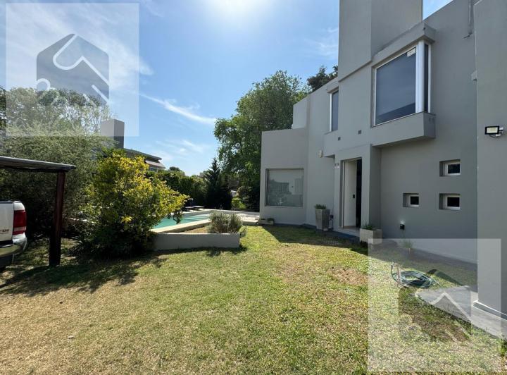 Casa · 180m² · 6 Ambientes · 1 Cochera