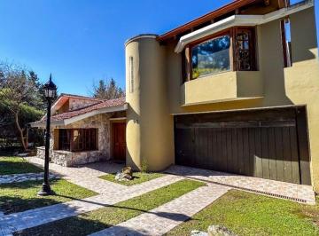Casa · 301m² · 6 Ambientes · 6 Cocheras · Casa en El Corazon de Costa Azul con Oportunidad Unica Para Vivir o Disfrutar con Amigos y Familia!