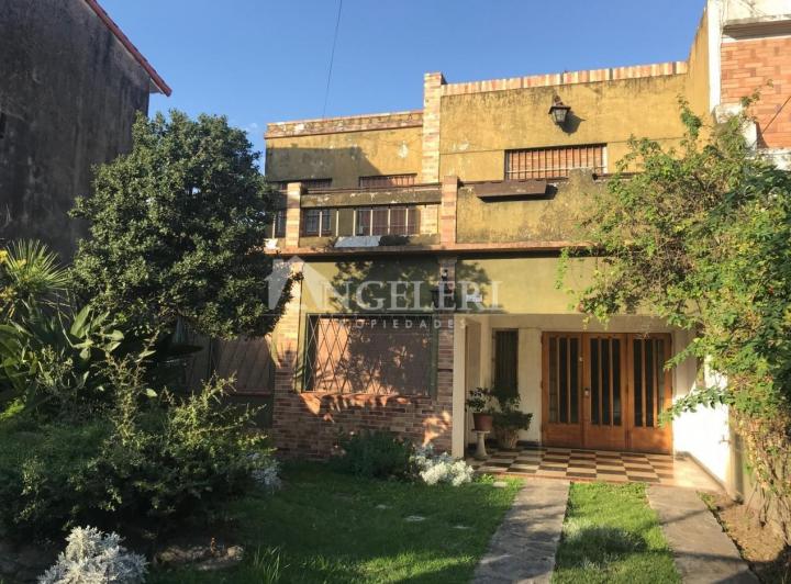 Casa · 240m² · 4 Ambientes · 1 Cochera