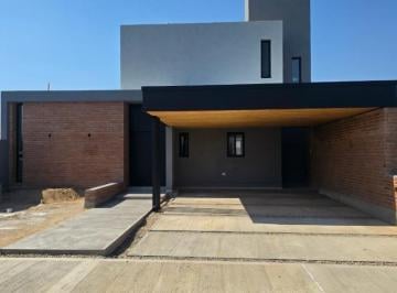 Casa · 189m² · 4 Ambientes · 2 Cocheras · Se Vende Casa en Rincones de Manantiales