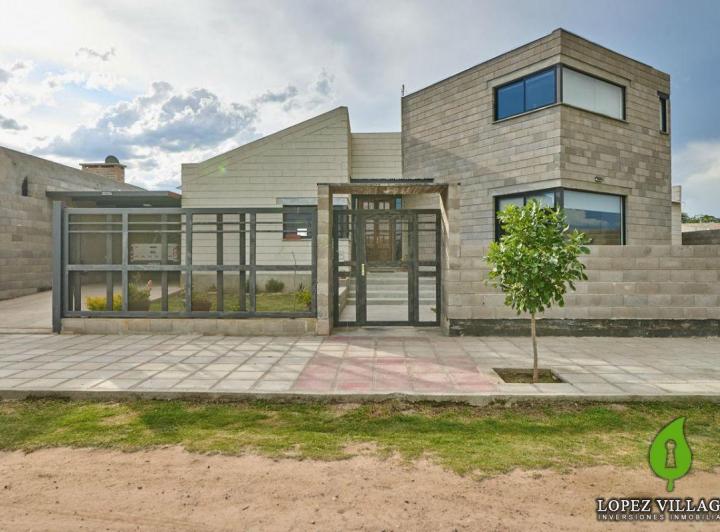 Casa · 230m² · 4 Dormitorios · 2 Cocheras