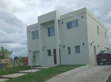 Casa · 200m² · 5 Ambientes · 3 Cocheras · Casa en Venta en Santa Elena, Pilar, G. B. a. Zona Norte