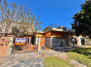 Casa · 130m² · 4 Ambientes · 2 Cocheras · Casa en Venta en Lomas de Zamora, G. B. a. Zona Sur, Argentina