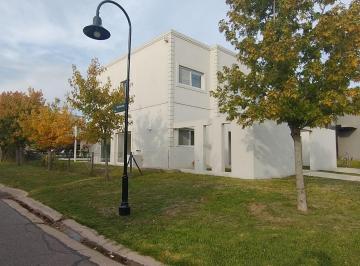 Casa · 200m² · 6 Ambientes · 1 Cochera · Oportunidad Usd 420.000. - 4 Dorm + Dep + Galeria C - P + Pileta