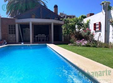 Casa · 243m² · 5 Ambientes · 3 Cocheras · Venta de Hermosa Casa en Ituzaingó - Permuta