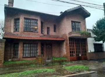 Casa · 220m² · 4 Ambientes · 3 Cocheras · Casa en San Justo