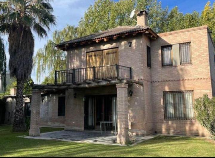 Casa · 450m² · 7 Ambientes · 1 Cochera