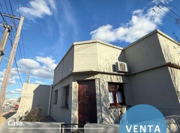 Casa · 90m² · 5 Ambientes · 1 Cochera · Casa de Tres Dorm. y Garage en Calle Mosconi 300, Tandil