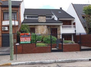 Casa · 353m² · 6 Ambientes · 4 Cocheras · Excelente Chalet 6 Amb C/ Pileta, Quincho y 4 Cocheras 353 m² Edif. - S. Justo (Ctro)