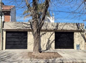 Casa · 220m² · 6 Ambientes · 2 Cocheras · Casa en Venta en Los Hornos