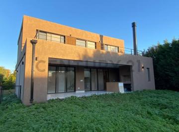 Casa · 230m² · 5 Ambientes · 3 Cocheras · Casa Minimalista en Santa Guadalupe Financiacion