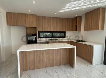Casa · 230m² · 5 Ambientes · 3 Cocheras · Viví El Hogar Que Siempre Soñaste en Santa Guadalupe