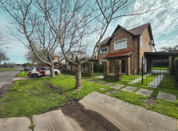 Casa · 122m² · 4 Ambientes · 2 Cocheras · Casa de 3 Dorm. con Jardín y Pileta en Newbery, Fisherton