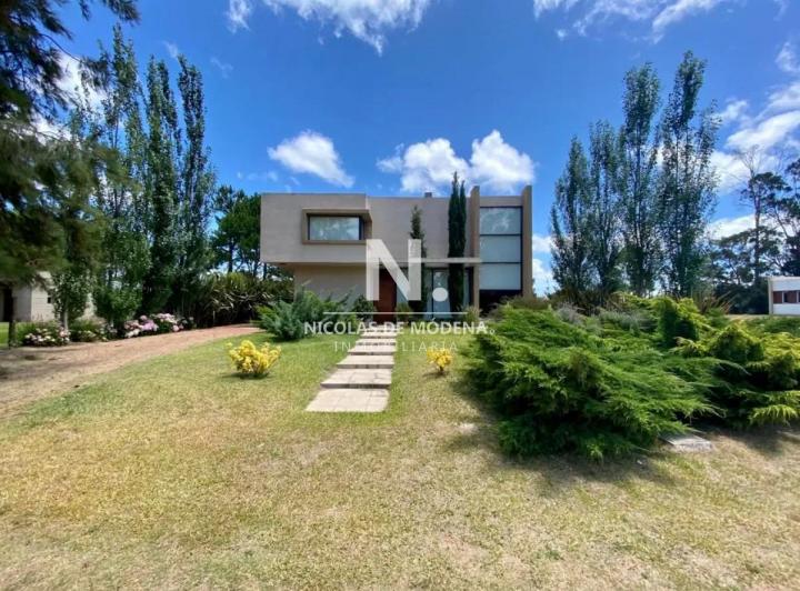 Casa · 800m² · 4 Ambientes · 1 Cochera
