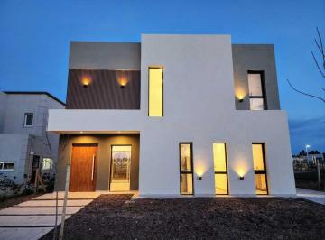 Casa · 189m² · 4 Ambientes · Casa en Venta en Santa Lucia, Pilar del Este, Pilar