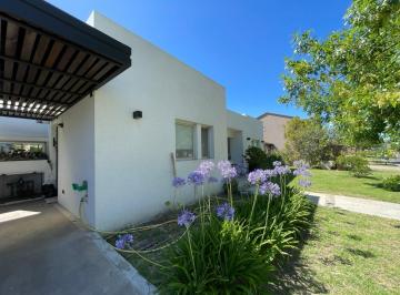 Casa · 140m² · 4 Ambientes · Casa en Venta con Renta - Barrio San Francisco - Villanueva