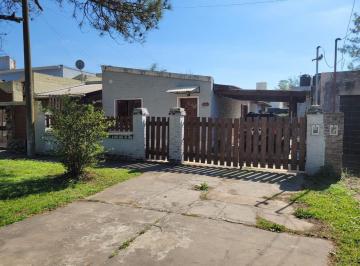 Casa · 131m² · 4 Ambientes · 1 Cochera · Venta | Permuta - Casa de 3 Dorm. - Barrio Tango, Fisherton. Apto Crédito.