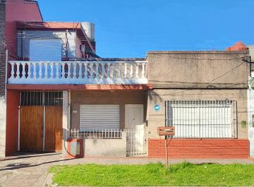 Casa de 5 ambientes, Morón · Casa en Castelar Norte - 5 Ambientes - Cochera y Amplio Lote