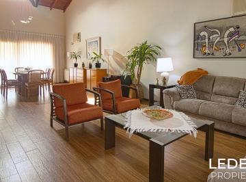 Quinta vacacional de 6 ambientes, Ituzaingó · Casa Quinta en Venta Parque Leloir Sobre Lote 1700 m² con Casa de Huespedes