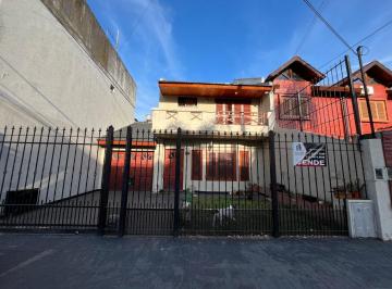 Casa · 160m² · 4 Ambientes · 3 Cocheras · Venta Casa Chalet 4 Ambientes con Quincho y Pileta en Villa Luzuriaga
