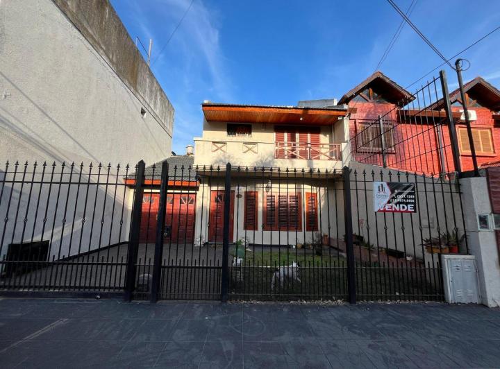Casa · 160m² · 4 Ambientes · 3 Cocheras