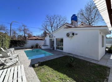 Casa · 115m² · 5 Ambientes · 1 Cochera · Montevideo 2700 - Funes - Casa 2 Dorm.