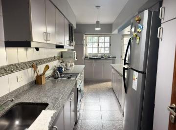 Casa · 290m² · 3 Dormitorios · 2 Cocheras · ¡Mucho Más de Lo Que Imaginás! Casa de 5 Ambientes con Patio, Pileta y Altillo.
