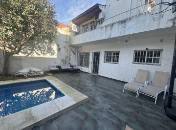 Casa · 290m² · 3 Dormitorios · 2 Cocheras · Casa 5 Amb, Patio, Pileta, Altillo! Mucho Más de Lo Que Buscas!