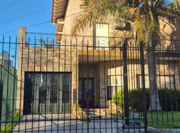 Casa · 188m² · 4 Ambientes · 4 Cocheras · Casa en Venta con Amplio Lote